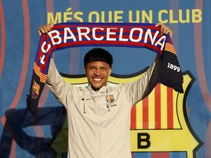 Potret Vitor Roque Resmi Diperkenalkan Sebagai Pemain Baru Barcelona