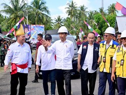 Tinjau Lingkar Talaud, Jokowi Minta PUPR Perhalus Lagi Permukaan Jalan