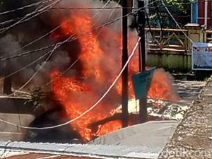 Proses Pengantaran Jenazah Lukas Enembe Ricuh, Mobil Dibakar-Aparat Luka Proses Pengantaran Jenazah Lukas Enembe Ricuh, Mobil Dibakar-Aparat Luka