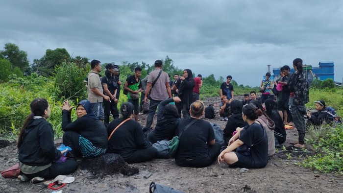 Puluhan PMI Ilegal saat diamankan TNI AL di Dumai. (Dok Lanal Dumai)