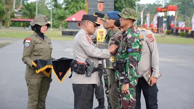 Ratusan personel TNI-Polri yang tergabung dalam Satgas Damai Cartenz dianugerahi Pin Emas Kapolri.