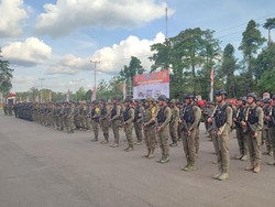 Kapolri Beri Pin Emas ke Ratusan Personel TNI-Polri Satgas Damai Cartenz