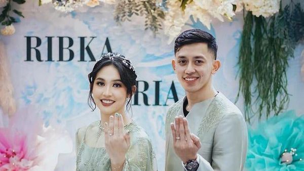 7 Foto Lamaran Pasangan Atlet Badminton Rian Ardianto & Ribka Sugiarto