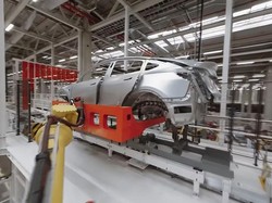 Robot Serang Teknisi Pabrik Tesla Tinggalkan Jejak Darah di Lantai