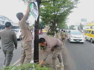 Satpol-PP Palembang Kembali Tertibkan APK Langgar Aturan di Seberang Ulu I