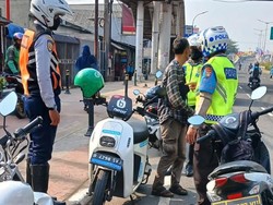Bandel! Sejumlah Pemotor Lawan Arah di Flyover Jaktim Ditilang Polisi