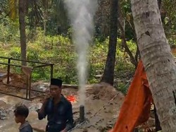 Semburan Air Setinggi 20 Meter Gegerkan Warga Pamekasan