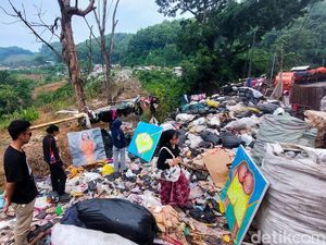Cara Seniman Kritisi Persoalan Sampah Lewat Pameran di TPA Sarimukti