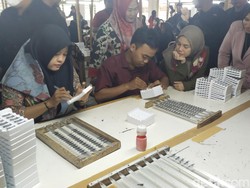 Atikoh ke Pabrik Bulu Mata di Purworejo, Ditanya soal Jika Jadi Ibu Negara