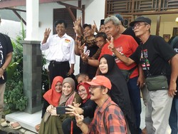 Datangi Kampung Halaman Ganjar, Atikoh Disambut Antusias Warga