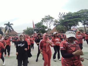 Atikoh Senam Rambut Putih Bareng Emak-emak di Magelang