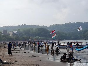 Gemuruh di Pangandaran Kala Fajar Datang Gemuruh di Pangandaran Kala Fajar Datang