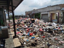 Sampah Menggunung hingga Sumbat Saluran Air di Pasar Cileunyi