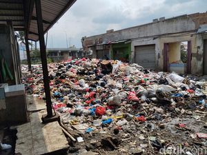 Sampah Menggunung hingga Sumbat Saluran Air di Pasar Cileunyi Sampah Menggunung hingga Sumbat Saluran Air di Pasar Cileunyi