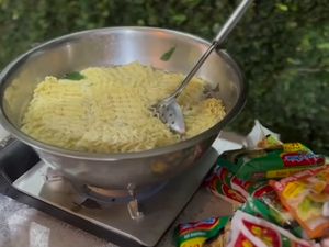 Viral Acara Pernikahan Sajikan Mi Instan untuk Tamu Undangan