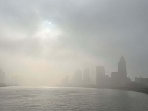 Akhir Tahun, Kota Shanghai Diselimuti Kabut Tebal