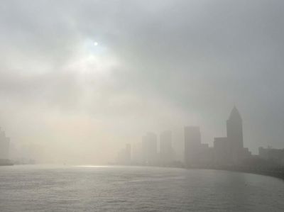 Akhir Tahun, Kota Shanghai Diselimuti Kabut Tebal