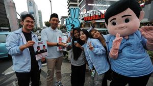Aksi Relawan Prabowo-Gibran Bagikan Susu Gratis di Kawasan Sarinah