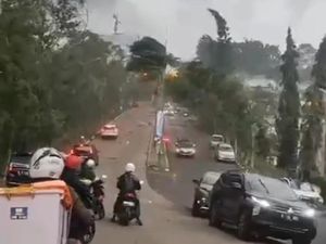 Puluhan Rumah di Bandung Rusak Diterjang Angin Puting Beliung Puluhan Rumah di Bandung Rusak Diterjang Angin Puting Beliung