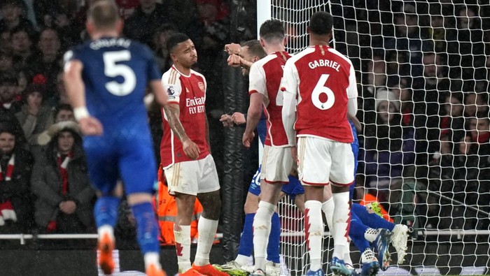 West Hams Konstantinos Mavropanos, third right, celebrates after scoring his sides second goal during the English Premier League soccer match between Arsenal and West Ham at Emirates stadium in London, England, Thursday, Dec. 28, 2023. (AP Photo/Alastair Grant)