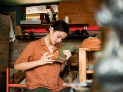 Aruma Bikin Sepatu Boots dari Kulit Ceker Ayam