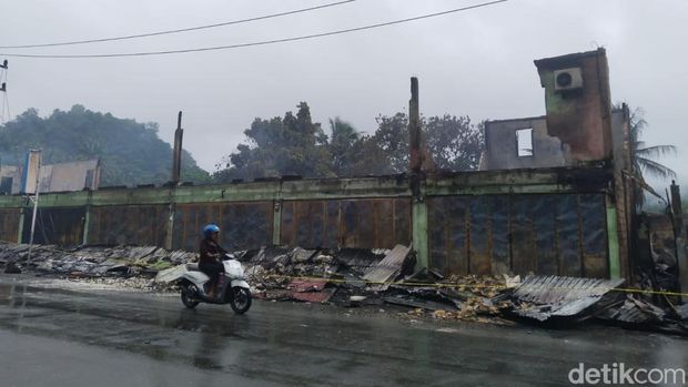 bangunan-hingga-rumah-dinas-dibakar-massa-pengantar-jenazah-lukas-enembe-di-jayapura-papua-1_169 bangunan-hingga-rumah-dinas-dibakar-massa-pengantar-jenazah-lukas-enembe-di-jayapura-papua-1_169