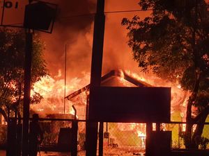 Rumah Dinas Korem Waena Ikut Dibakar Saat Ricuh Pengantar Jenazah Enembe Rumah Dinas Korem Waena Ikut Dibakar Saat Ricuh Pengantar Jenazah Enembe