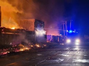 Rumdin Korem hingga Kios Terbakar Saat Ricuh Pengantar Jenazah Lukas Enembe