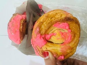 Ikutan Tren Cromboloni, Penjual Ini Dikecam Karena Tampilannya Zonk