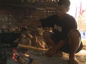 Kisah Keluarga Penyadap Nira: Tak Henti Bekerja Guna Rawat Kakak Disabilitas