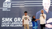 Momen Ganjar Luncurkan SMK Gratis untuk Keluarga Miskin