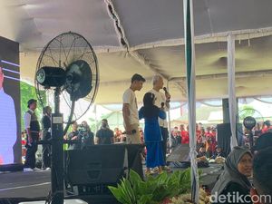 Canda Ganjar Saat Tanya Nenek di Wonogiri: Kok Pakai Baju Biru?