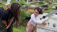 7 Potret Gewa ke Makam Glenn Fredly, Merindukan Sang Ayah