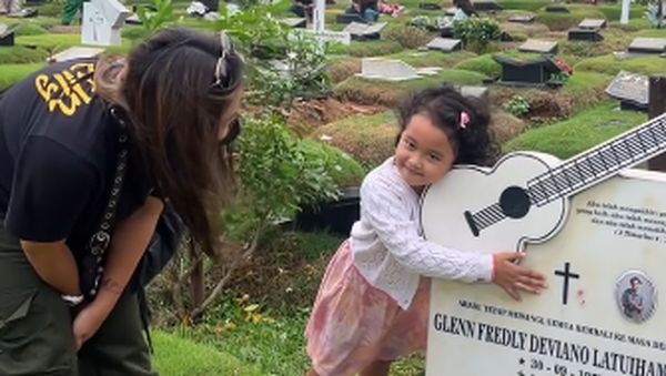 7 Potret Gewa ke Makam Glenn Fredly, Merindukan Sang Ayah