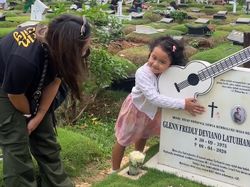 7 Potret Gewa ke Makam Glenn Fredly, Merindukan Sang Ayah