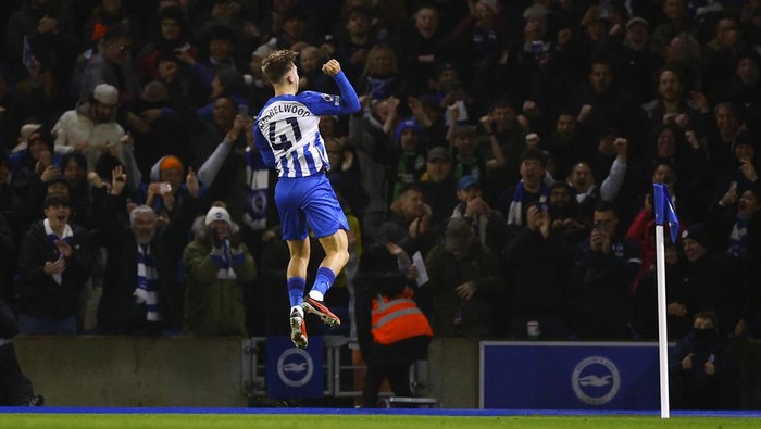 Soccer Football - Premier League - Brighton & Hove Albion v Tottenham Hotspur - The American Express Community Stadium, Brighton, Britain - December 28, 2023 Brighton & Hove Albions Jack Hinshelwood celebrates scoring their first goal Action Images via Reuters/John Sibley NO USE WITH UNAUTHORIZED AUDIO, VIDEO, DATA, FIXTURE LISTS, CLUB/LEAGUE LOGOS OR LIVE SERVICES. ONLINE IN-MATCH USE LIMITED TO 45 IMAGES, NO VIDEO EMULATION. NO USE IN BETTING, GAMES OR SINGLE CLUB/LEAGUE/PLAYER PUBLICATIONS.