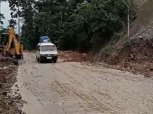 Hampir Sepekan Tertutup Longsor, Jalur Pantai Barat Madina Sudah Bisa Dilewati Hampir Sepekan Tertutup Longsor, Jalur Pantai Barat Madina Sudah Bisa Dilewati