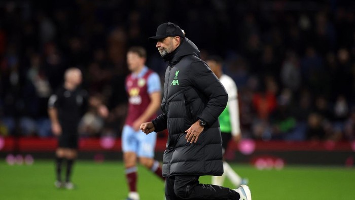 Soccer Football - Premier League - Burnley v Liverpool - Turf Moor, Burnley, Britain - December 26, 2023 Liverpool manager Juergen Klopp at half time REUTERS/Phil Noble NO USE WITH UNAUTHORIZED AUDIO, VIDEO, DATA, FIXTURE LISTS, CLUB/LEAGUE LOGOS OR LIVE SERVICES. ONLINE IN-MATCH USE LIMITED TO 45 IMAGES, NO VIDEO EMULATION. NO USE IN BETTING, GAMES OR SINGLE CLUB/LEAGUE/PLAYER PUBLICATIONS.
