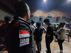 Polisi Razia Tempat Hiburan Malam Surabaya , 2 Pengunjung Wanita Positif