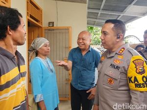 Kapolresta Pekanbaru Beri Bantuan Pasutri Disabilitas saat Sosialisasi Pemilu Damai Kapolresta Pekanbaru Beri Bantuan Pasutri Disabilitas saat Sosialisasi Pemilu Damai