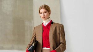 10 Koleksi Victoria Beckham Pre Fall 2024, Busana Feminin yang Maskulin