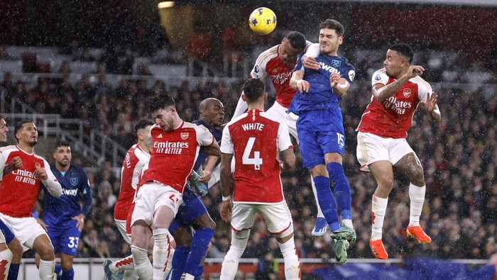 Konstantinos Mavropanos vs Arsenal Soccer Football - Premier League - Arsenal v West Ham United - Emirates Stadium, London, Britain - December 28, 2023 West Ham United's Konstantinos Mavropanos scores their second goal Action Images via Reuters/Peter Cziborra NO USE WITH UNAUTHORIZED AUDIO, VIDEO, DATA, FIXTURE LISTS, CLUB/LEAGUE LOGOS OR 'LIVE' SERVICES. ONLINE IN-MATCH USE LIMITED TO 45 IMAGES, NO VIDEO EMULATION. NO USE IN BETTING, GAMES OR SINGLE CLUB/LEAGUE/PLAYER PUBLICATIONS.