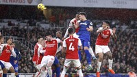 Si kulit bundar pada akhirnya disundul Konstantinos Mavropanos, yang memenangi duel udara dengan Gabriel. Foto: Action Images via Reuters/PETER CZIBORRA