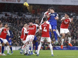 Si kulit bundar pada akhirnya disundul Konstantinos Mavropanos, yang memenangi duel udara dengan Gabriel. Foto: Action Images via Reuters/PETER CZIBORRA
