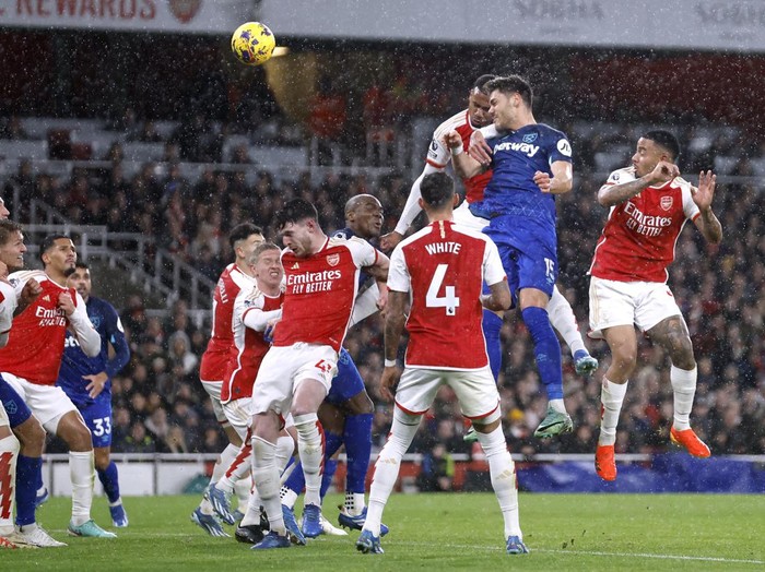 Soccer Football - Premier League - Arsenal v West Ham United - Emirates Stadium, London, Britain - December 28, 2023 West Ham United's Konstantinos Mavropanos scores their second goal Action Images via Reuters/Peter Cziborra NO USE WITH UNAUTHORIZED AUDIO, VIDEO, DATA, FIXTURE LISTS, CLUB/LEAGUE LOGOS OR 'LIVE' SERVICES. ONLINE IN-MATCH USE LIMITED TO 45 IMAGES, NO VIDEO EMULATION. NO USE IN BETTING, GAMES OR SINGLE CLUB/LEAGUE/PLAYER PUBLICATIONS.