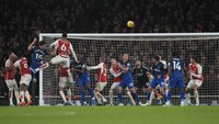 Si kulit bundar melambung masuk ke gawang Arsenal, membuat West Ham pulang dengan kemenangan 2-0. Gol kedua dicetak oleh Mavropanos, mantan pemain Arsenal. Foto: AP/Alastair Grant