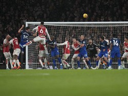 Si kulit bundar melambung masuk ke gawang Arsenal, membuat West Ham pulang dengan kemenangan 2-0. Gol kedua dicetak oleh Mavropanos, mantan pemain Arsenal. Foto: AP/Alastair Grant