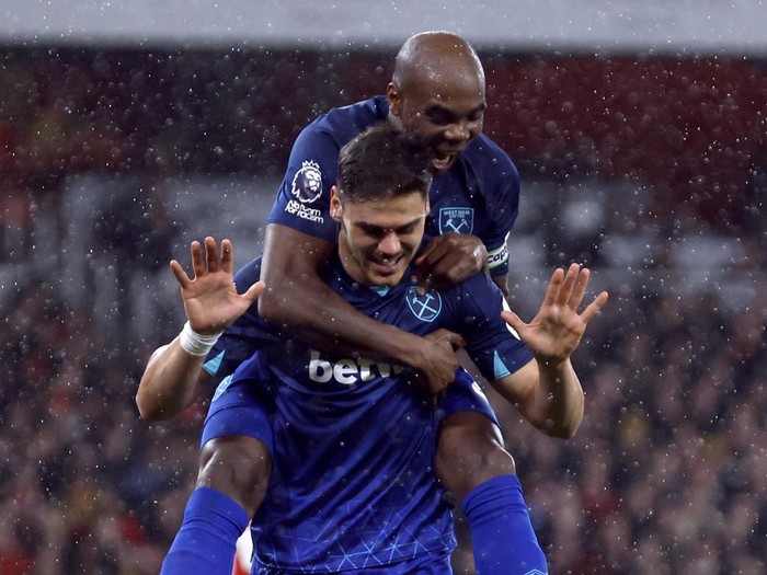 Soccer Football - Premier League - Arsenal v West Ham United - Emirates Stadium, London, Britain - December 28, 2023 West Ham United's Konstantinos Mavropanos celebrates scoring their second goal with Angelo Ogbonna Action Images via Reuters/Peter Cziborra NO USE WITH UNAUTHORIZED AUDIO, VIDEO, DATA, FIXTURE LISTS, CLUB/LEAGUE LOGOS OR 'LIVE' SERVICES. ONLINE IN-MATCH USE LIMITED TO 45 IMAGES, NO VIDEO EMULATION. NO USE IN BETTING, GAMES OR SINGLE CLUB/LEAGUE/PLAYER PUBLICATIONS.