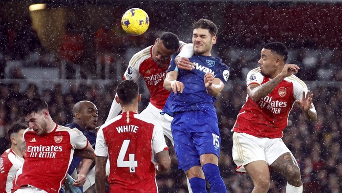 Konstantinos Mavropanos vs Arsenal Soccer Football - Premier League - Arsenal v West Ham United - Emirates Stadium, London, Britain - December 28, 2023 West Ham United's Konstantinos Mavropanos scores their second goal Action Images via Reuters/Peter Cziborra NO USE WITH UNAUTHORIZED AUDIO, VIDEO, DATA, FIXTURE LISTS, CLUB/LEAGUE LOGOS OR 'LIVE' SERVICES. ONLINE IN-MATCH USE LIMITED TO 45 IMAGES, NO VIDEO EMULATION. NO USE IN BETTING, GAMES OR SINGLE CLUB/LEAGUE/PLAYER PUBLICATIONS.