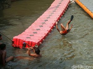 Libur Sekolah, Bocah-bocah Ini Berenang Gratis di Kali Taman Sari